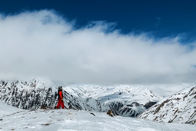 In the snow to walk in the snow
